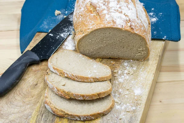 Frische Roggenstuten mit Scheiben Brot. — Stockfoto