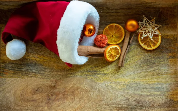Jul trä bakgrund med Santa hatt — Stockfoto