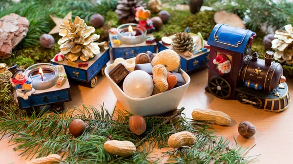 Deliciosas galletas de Navidad con velas encendidas — Foto de Stock