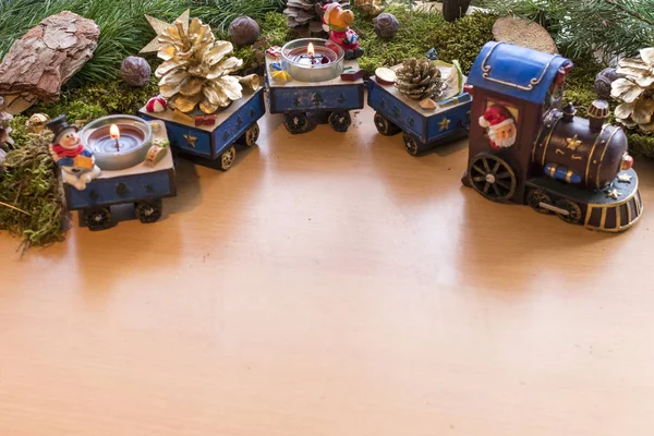 Yakıcı mumları ve Noel süslemeleri olan şirin bir Noel treni.