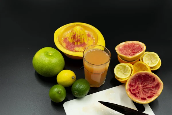 과일 과 주스를 곁들여 집에서 만든 비타민 쥬스. — 스톡 사진