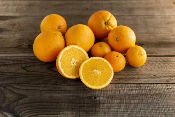 오렌지와 만돌린으로 반으로 자른 오렌지와 — 스톡 사진