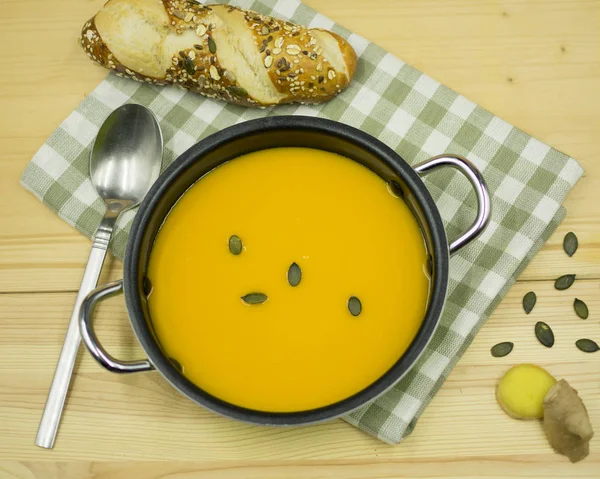 Pumpkin-ginger soup with bread.