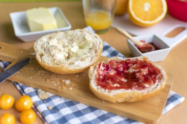 İki ekmekli kahvaltı masası, biri reçelli..