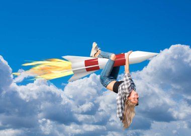 Genç bir kadın bir rokete tutunur ve bulutların arasında uçar.