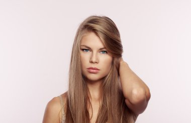 Pembe arka planda moda kız