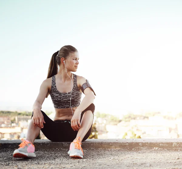 Fitness donna all'aperto — Foto Stock