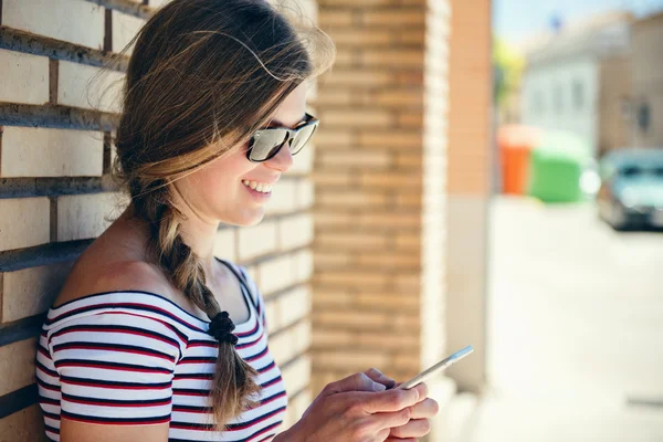 Mulher com smartphone ao ar livre — Fotografia de Stock