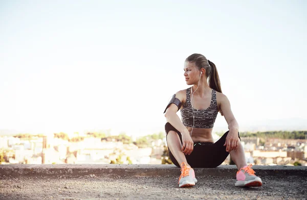 Fitness kvinna utomhus — Stockfoto