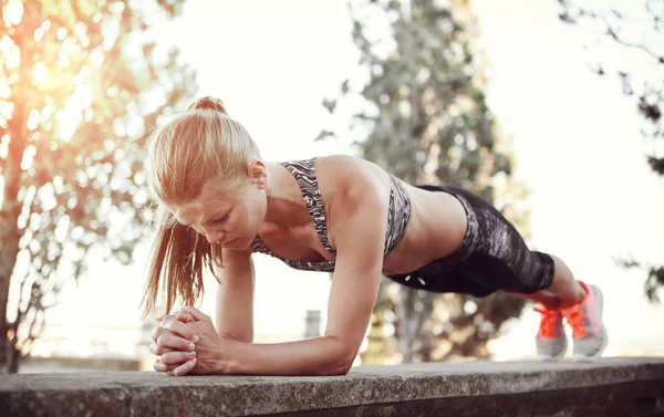 Fitness mujer al aire libre —  Fotos de Stock