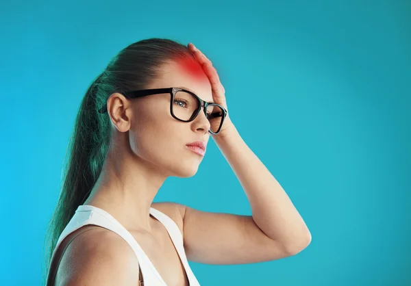 Mujer con dolor de cabeza — Foto de Stock