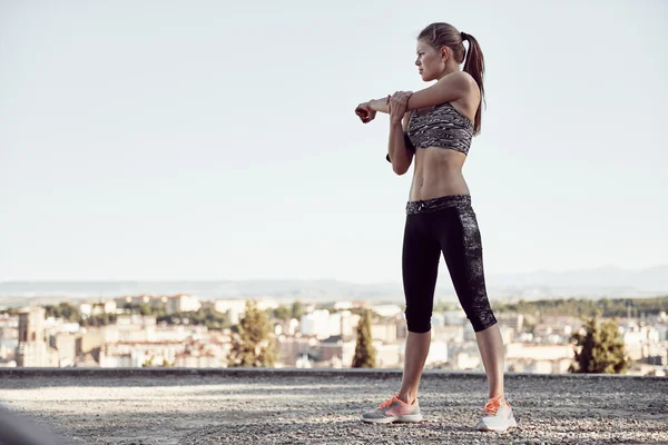 Fitness kvinna utomhus — Stockfoto
