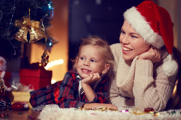 Familj firar jul hemma — Stockfoto