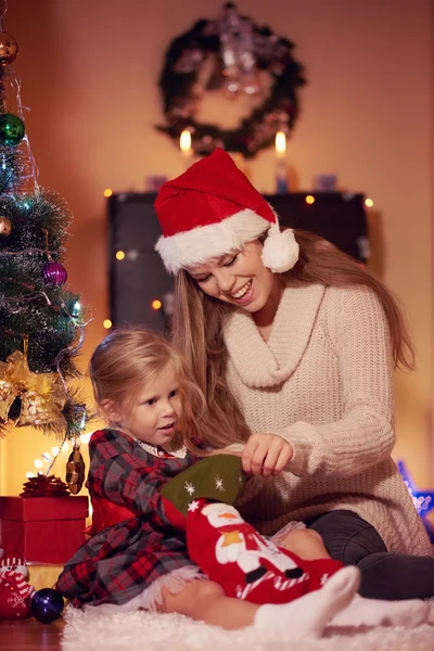 Famiglia che festeggia il Natale a casa — Foto Stock