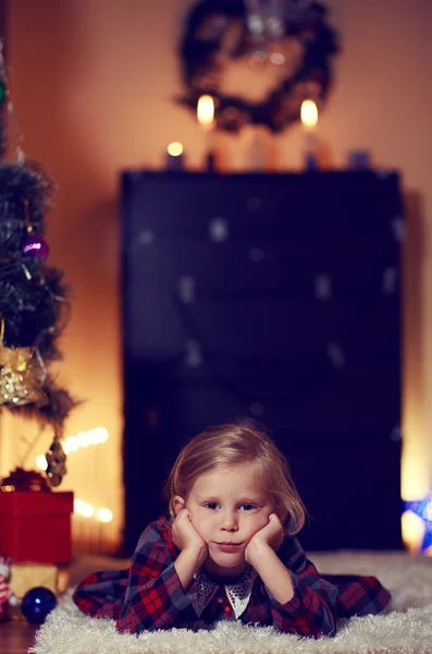 Kleines Mädchen feiert Weihnachten — Stockfoto