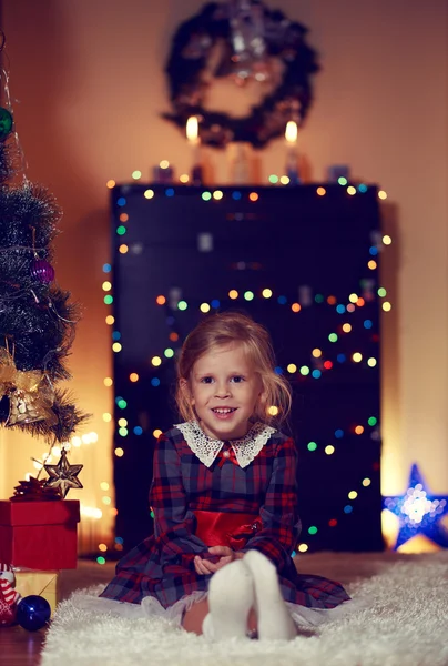 Liten flicka firar jul — Stockfoto