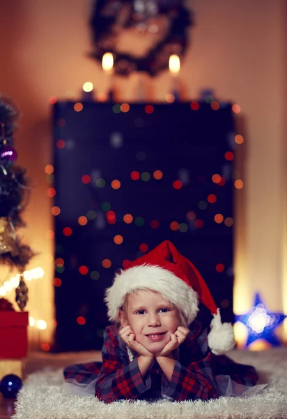 Κοριτσάκι που γιορτάζει τα Χριστούγεννα — Φωτογραφία Αρχείου