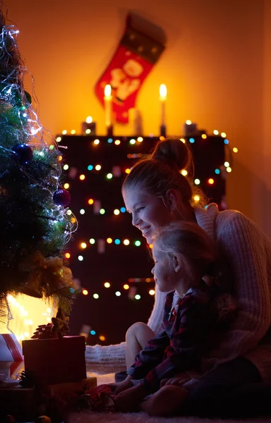 Familie feiert Weihnachten zu Hause lizenzfreie Stockbilder