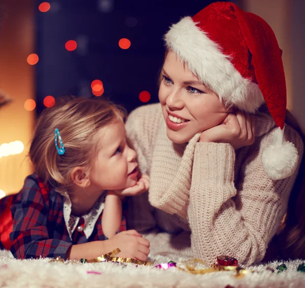 Familia celebrando la Navidad en casa — Foto de Stock