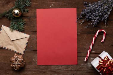 Ahşap arka plan üzerinde Noel mektubu