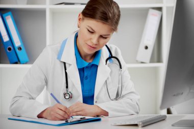 ofiste çalışan doktor