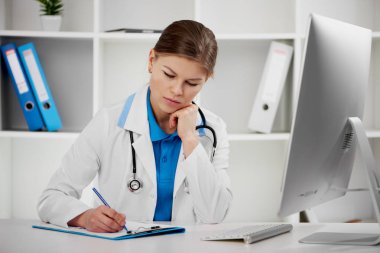 ofiste çalışan doktor