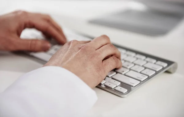 Les mains du médecin sur le clavier — Photo