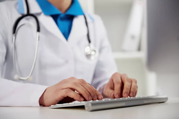 Les mains du médecin sur le clavier — Photo