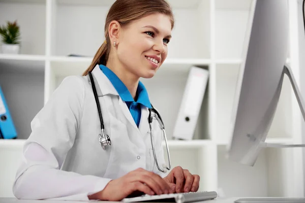 Arzt arbeitet im Büro — Stockfoto