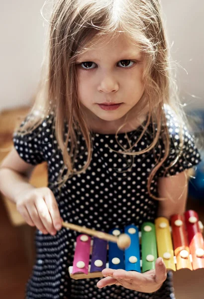 Девочка с ксилофоном — стоковое фото