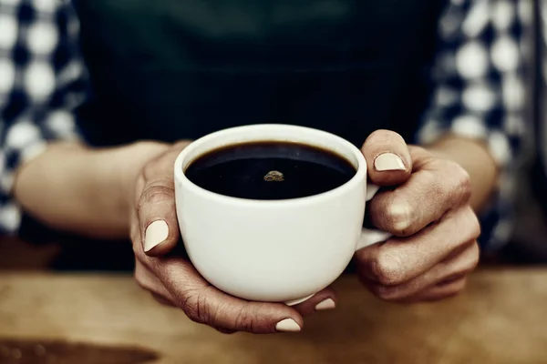 Tazza di caffè femminile — Foto Stock