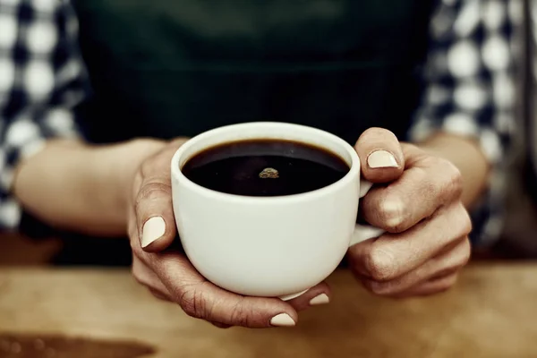 Tazza di caffè femminile — Foto Stock