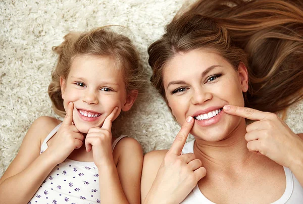 Retrato Una Hermosa Hija Con Mamá Mostrando Sonrisa Blanca Saludable —  Fotos de Stock