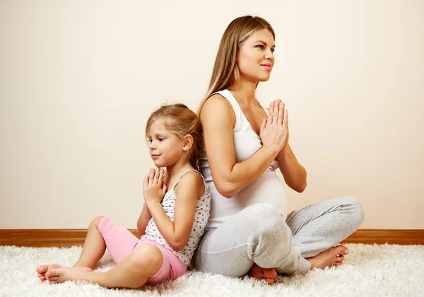 Mujer Embarazada Hijita Meditando Yoga Posan Casa —  Fotos de Stock