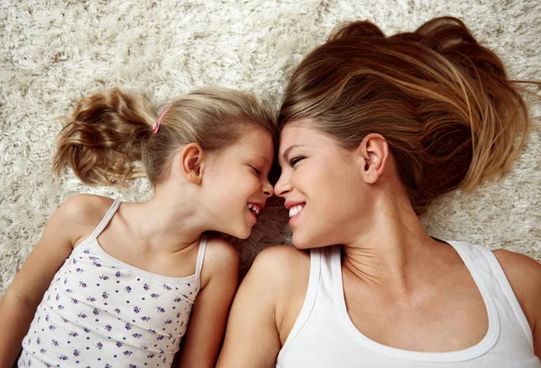 Beauty Portrait Young Mother Little Daughter Lying Carpet Smiling Looking — Stock Photo, Image