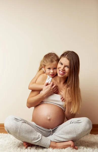 Boldog Család Pihentető Otthon Vonzó Átölelve Aranyos Lánya Terhes Anya — Stock Fotó