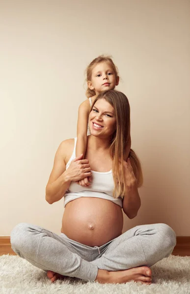 Terhes Anya Szőnyegen Aranyos Kis Lányával Mosolygó Portré — Stock Fotó