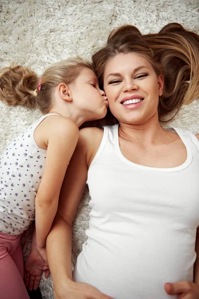 Little Girl Kissing Her Mum Cheek Relaxing Floor Home — Stock Photo, Image