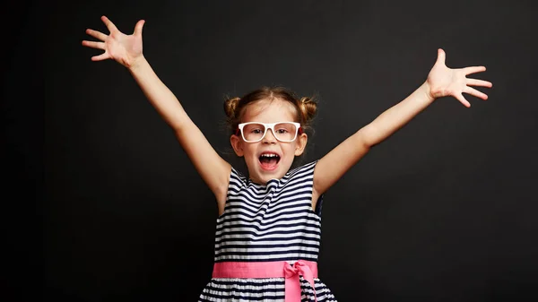 Niña Feliz Ganando Éxito Lindo Niño Pie Con Las Manos —  Fotos de Stock