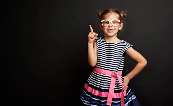 Linda Chica Sonriente Con Gafas Apuntando Sobre Fondo Negro Niño —  Fotos de Stock