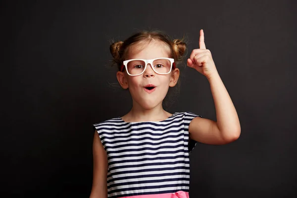 Niña Teniendo Idea Chica Bonita Gafas Posando Con Dedo Sobre —  Fotos de Stock