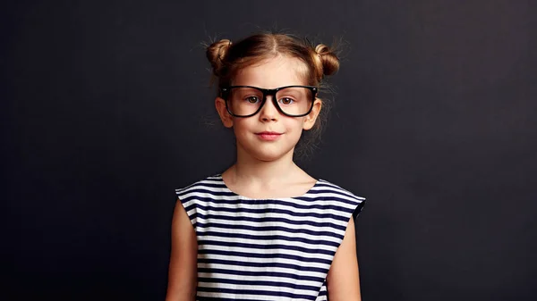 Porträt Eines Hübschen Schulmädchens Mit Brille Vor Schwarzem Hintergrund — Stockfoto