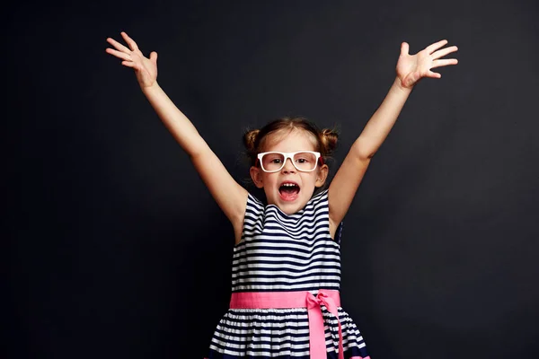 Emotionele Meisje Opstaan Met Handen Huilen Jeugd Geluk Succes Concept — Stockfoto