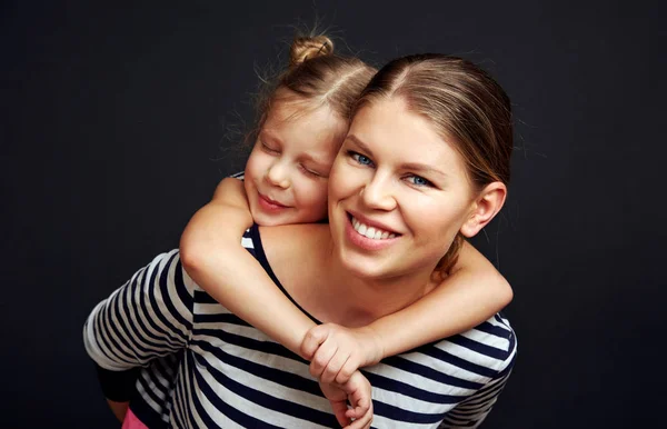 Portrait Beautiful Young Woman Givving Her Daughter Piggyback Studio Background — Stock Photo, Image