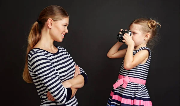 漂亮的微笑的女性摆在相机 可爱的女孩与老式相机拍照她的母亲 — 图库照片