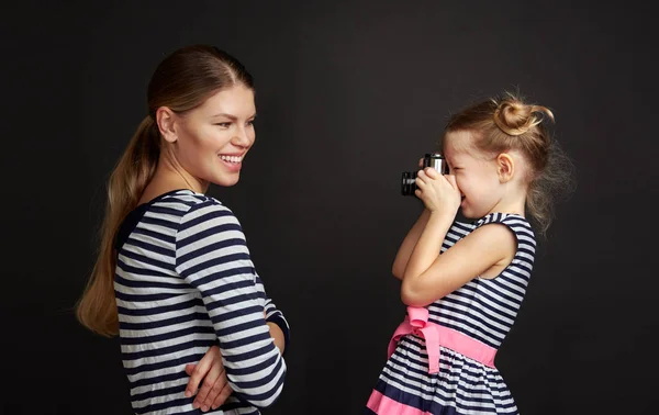 Bambina Fotografare Sua Allegra Mamma Con Vecchia Fotocamera Vintage Sfondo — Foto Stock