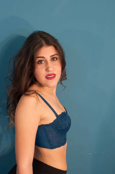 Ritratto di bella bruna ragazza in lingerie — Foto Stock