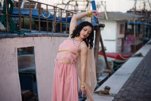 Modelo no mar no inverno, com vestido rosa longo sorrindo — Fotografia de Stock