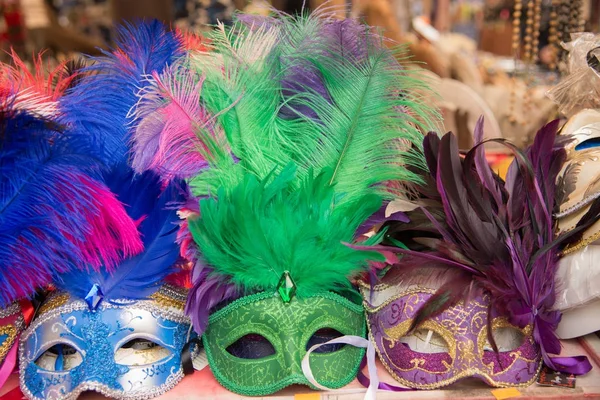 Grupo de coloridas máscaras de carnaval, aislado en venta contador —  Fotos de Stock