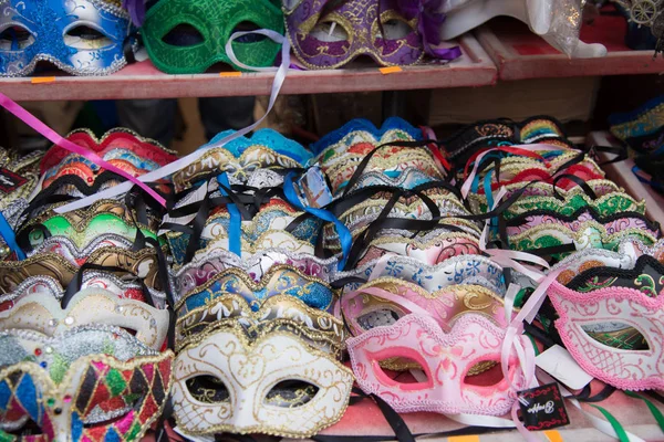 Grupo de coloridas máscaras de carnaval, aislado en venta contador —  Fotos de Stock